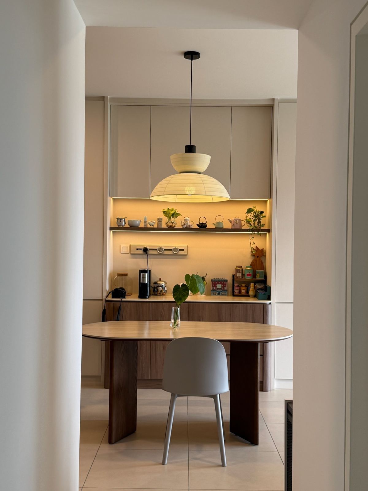 Coffee nook with built-in upper cabinets and warm pendant lighting - KL